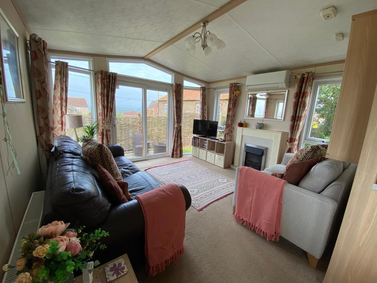 Rew Farm Country And Equestrian Accommodation - Sunset Lodge 梅尔克舍姆 外观 照片