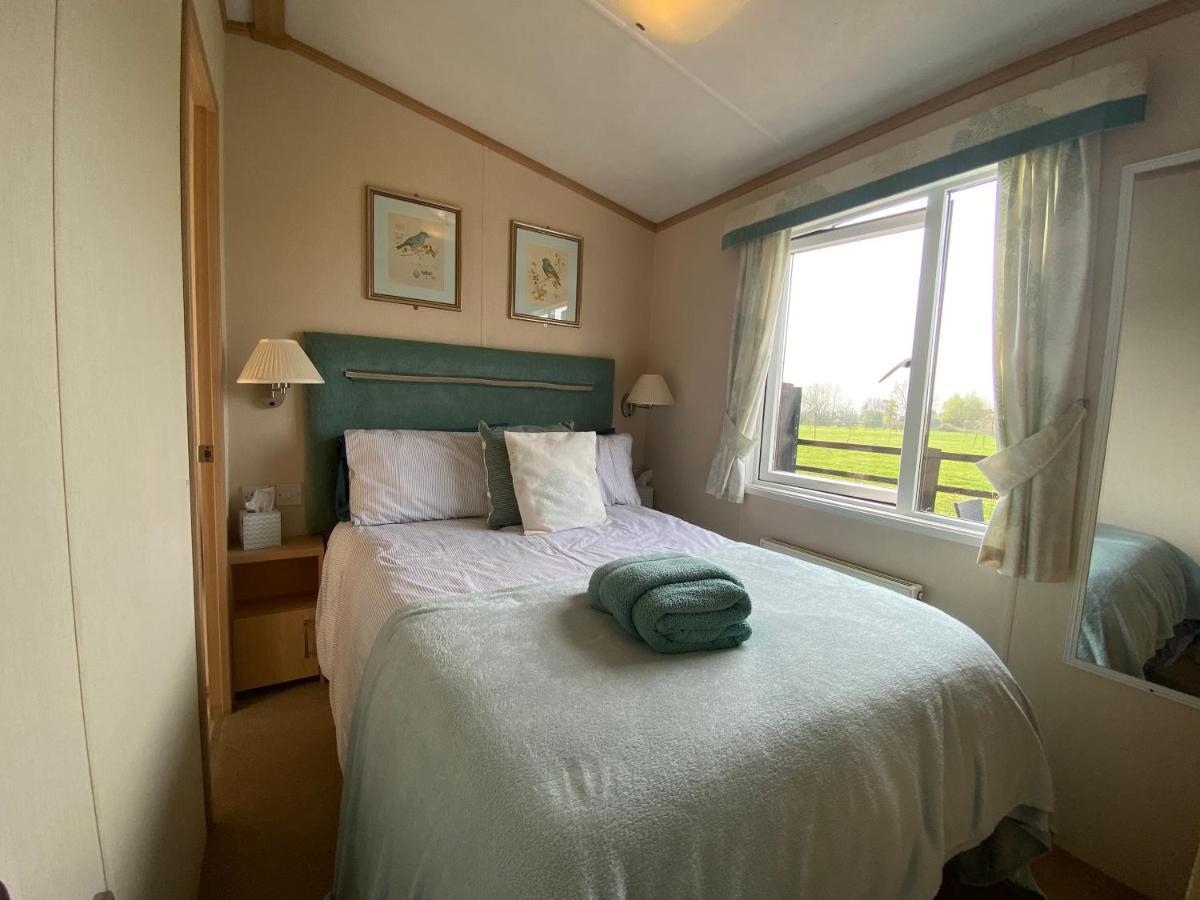 Rew Farm Country And Equestrian Accommodation - Sunset Lodge 梅尔克舍姆 外观 照片