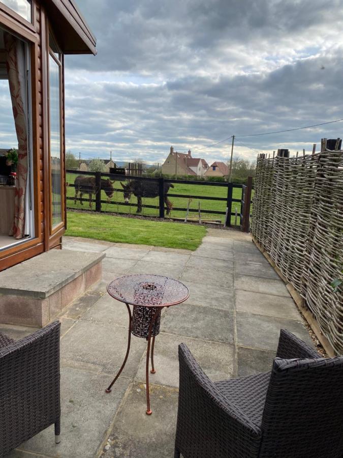 Rew Farm Country And Equestrian Accommodation - Sunset Lodge 梅尔克舍姆 外观 照片
