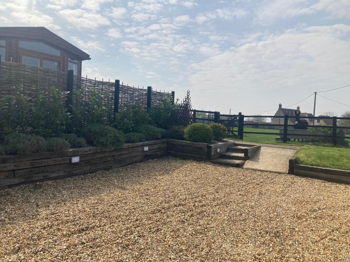 Rew Farm Country And Equestrian Accommodation - Sunset Lodge 梅尔克舍姆 外观 照片