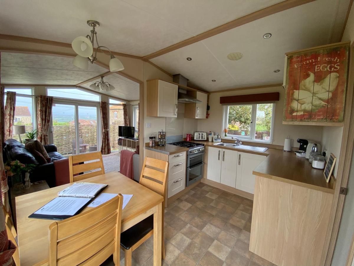 Rew Farm Country And Equestrian Accommodation - Sunset Lodge 梅尔克舍姆 外观 照片