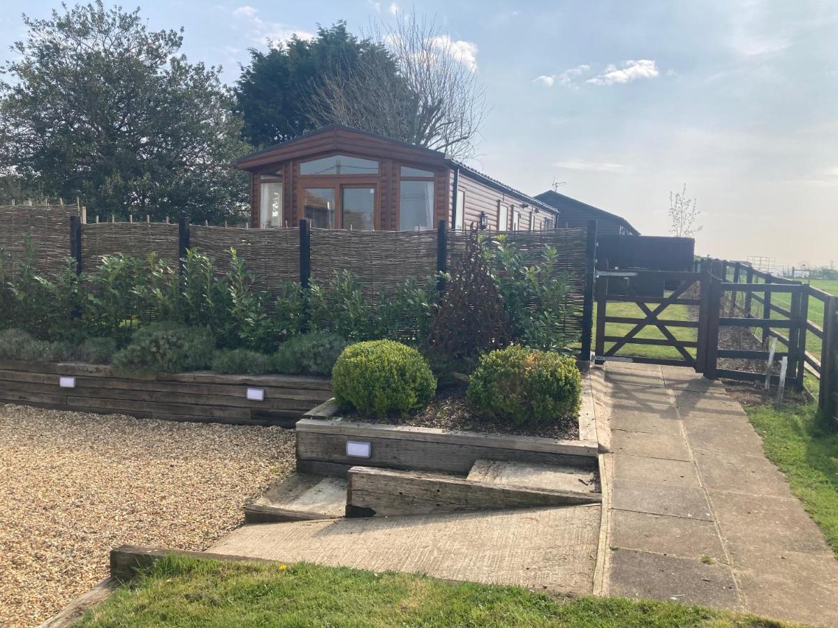 Rew Farm Country And Equestrian Accommodation - Sunset Lodge 梅尔克舍姆 外观 照片
